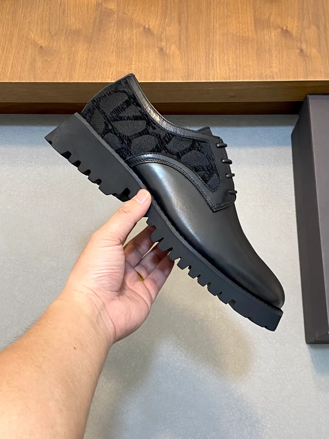 Men's shoes 💰740 VALENTINO Valentino's new men's fashionable casual leather shoes. These leather shoes are made of imported cowhide leather uppers, dyed calfskin lining and calfskin insoles. The upper foot is soft, comfortable and breathable. Comes with complete packaging in the original box! Visible details and quality. Size: 39-44 (customized at 38.45.46)
